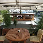 Captain's Cabin: Cosy Flat On A House Boat Estrasburgo