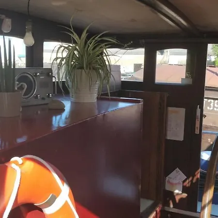 Captain's Cabin: Cosy Flat On A House Boat 船屋 *