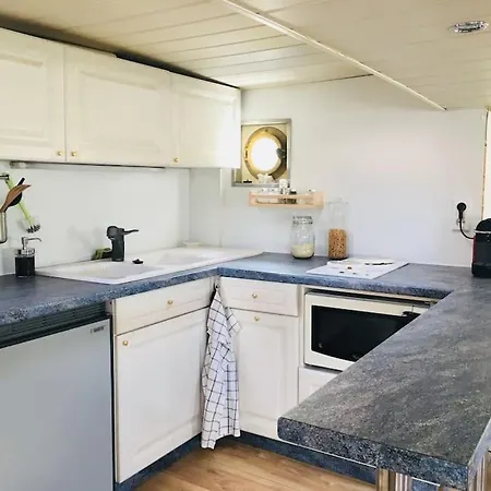 Captain's Cabin: Cosy Flat On A House Boat 船屋