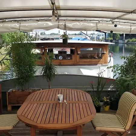 Captain's Cabin: Cosy Flat On A House Boat 斯特拉斯堡