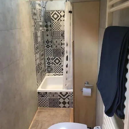 Captain's Cabin: Cosy Flat On A House Boat