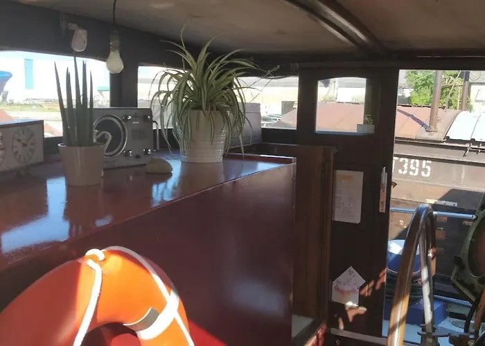 Captain's Cabin: Cosy Flat On A House Boat Bådhotel *