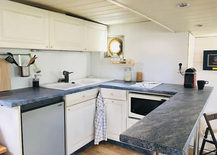 Captain's Cabin: Cosy Flat On A House Boat Bådhotel