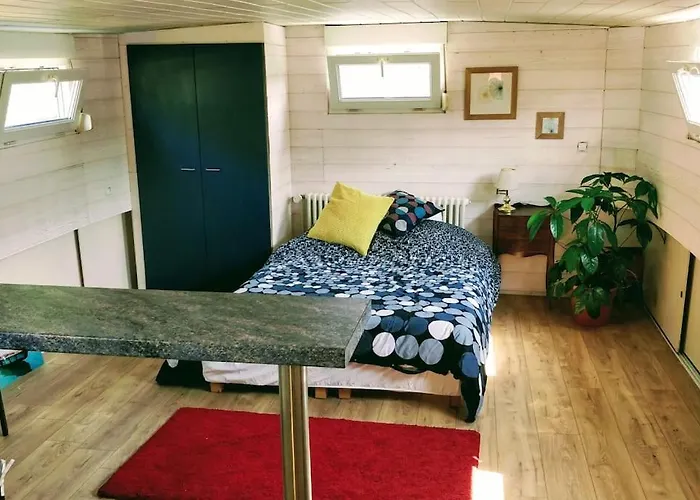 Captain's Cabin: Cosy Flat On A House Boat *