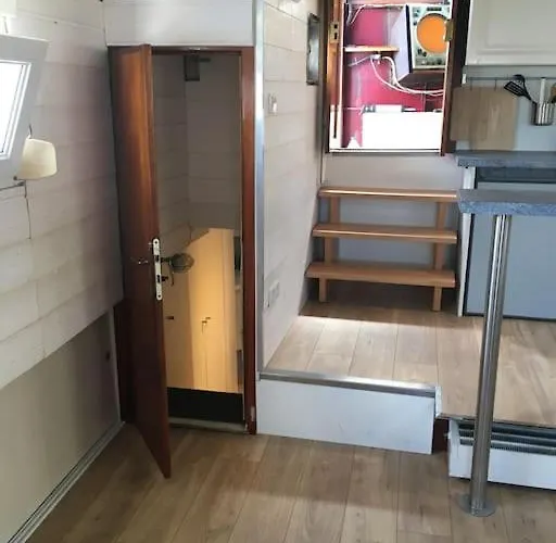 Captain's Cabin: Cosy Flat On A House Boat Bådhotel