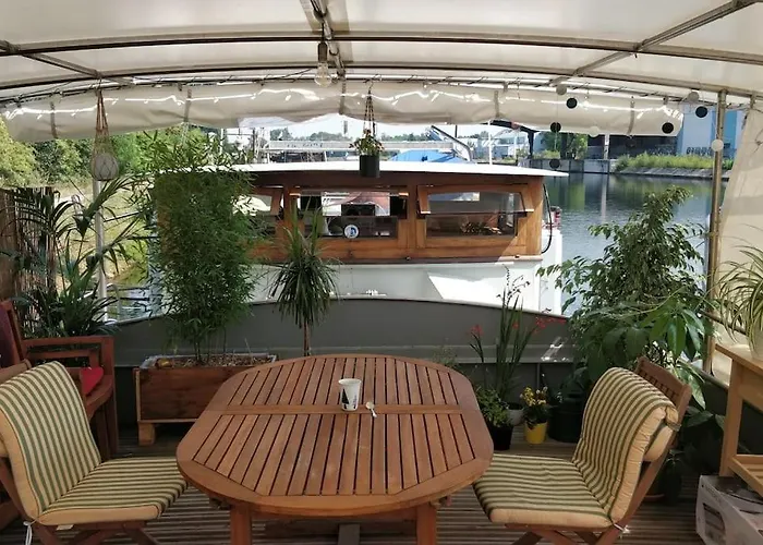 Captain's Cabin: Cosy Flat On A House Boat Strasbourg
