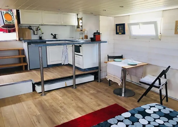 Captain's Cabin: Cosy Flat On A House Boat Bådhotel