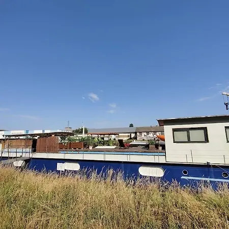 Botel Captain's Cabin: Cosy Flat On A House Boat *