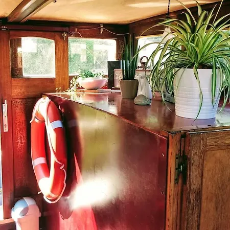 Botel Captain's Cabin: Cosy Flat On A House Boat *