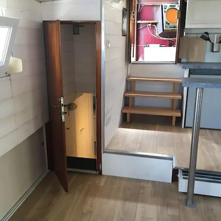 Captain's Cabin: Cosy Flat On A House Boat Botel