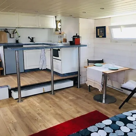 Captain's Cabin: Cosy Flat On A House Boat Hotel na wodzie